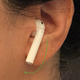 Imagen para el artículo titulado Cómo hacer que los Airpods se sujeten bien a tus orejas con un simple truco